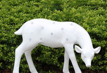 鹿雕塑-玻璃仿真动物景观一只低头的鹿雕塑