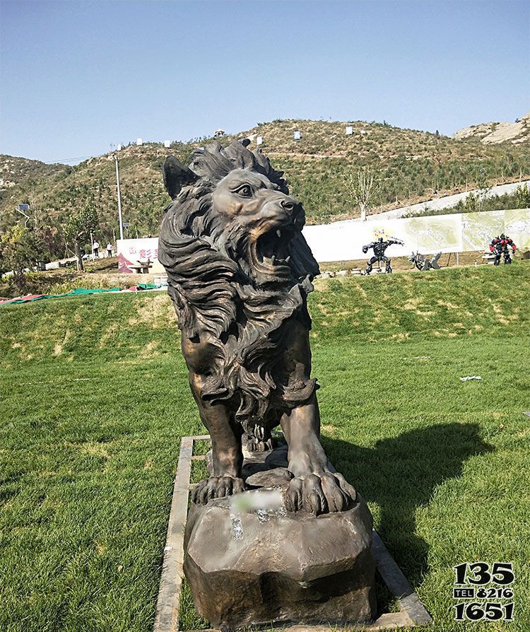 狮子雕塑-田园不锈钢大型仿真怒吼的狮子雕塑高清图片