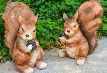 松鼠雕塑-户外公园两只抱着松子的玻璃钢松鼠雕塑
