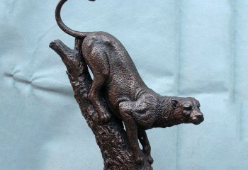 豹子雕塑-铸铜抛光跳跃中的金钱豹雕塑