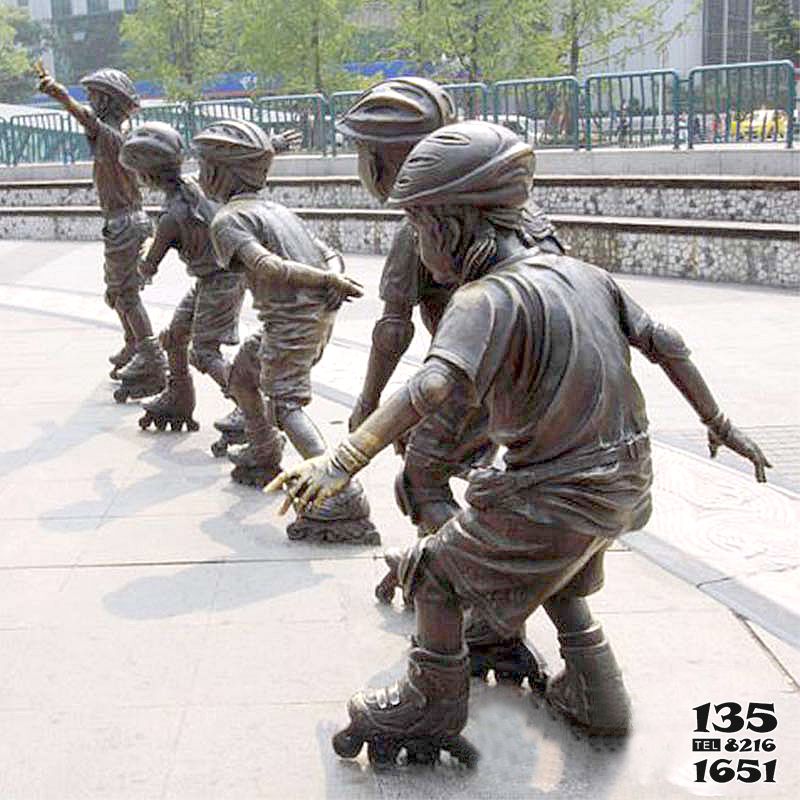 滑旱冰雕塑-小孩滑旱冰广场运动主题雕塑高清图片