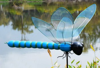 蜻蜓雕塑-步行街草丛摆放蓝色卡通玻璃钢蜻蜓雕塑
