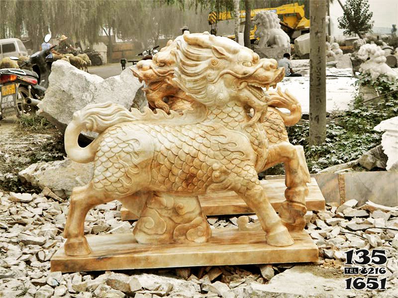 麒麟雕塑-庭院黄蜡石石雕神兽麒麟雕塑高清图片