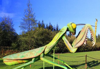 螳螂雕塑-草地上摆放的绿色玻璃钢彩绘螳螂雕塑
