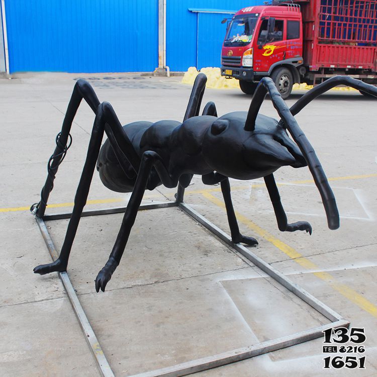 蚂蚁雕塑-游乐场儿童黑色大型玻璃钢蚂蚁雕塑高清图片