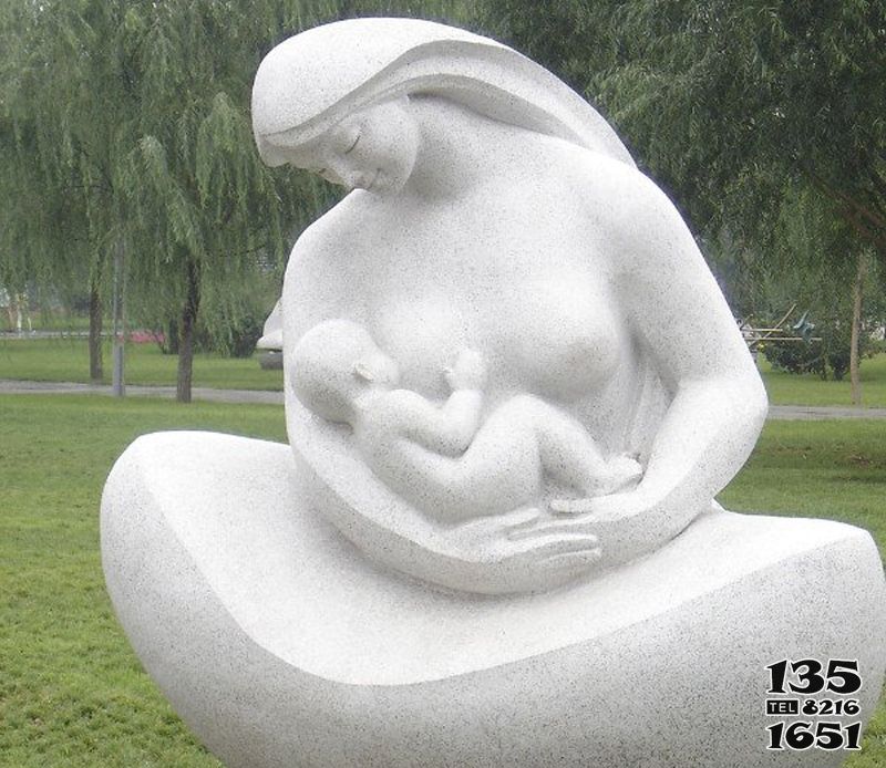 亲情雕塑-公园母亲喂奶石雕亲情雕塑高清图片