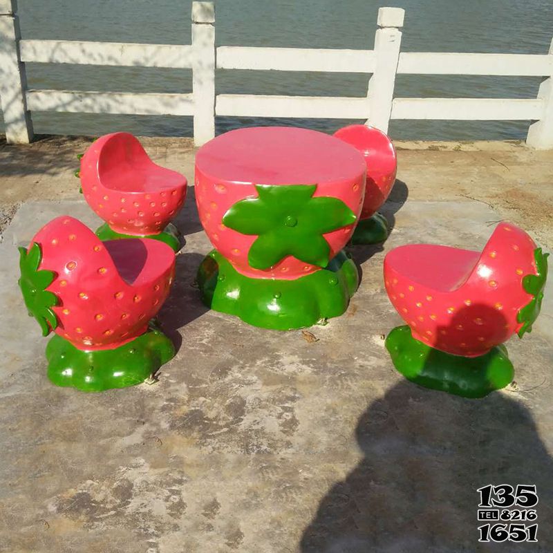 座椅雕塑-游乐场摆放水果草莓组合桌椅玻璃钢休闲座椅高清图片