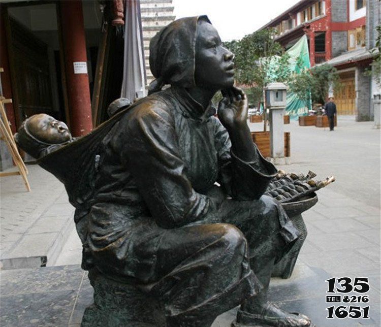 母子雕塑-街边创意铜雕坐在竹楼里的母子雕塑高清图片