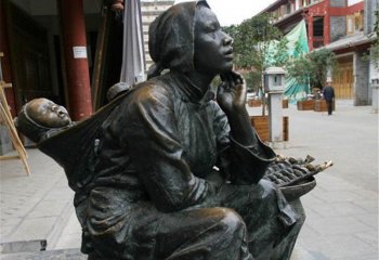母子雕塑-街边创意铜雕坐在竹楼里的母子雕塑