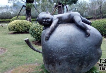 苹果雕塑-园林景区铸铜做旧小孩爬苹果铜雕