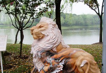 狮子雕塑-公园湖边大型仿真动物玻璃钢树脂卧着的狮子雕塑