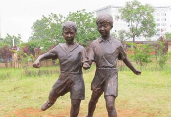 足球雕塑-公园草坪摆放装饰踢足球儿童铜雕