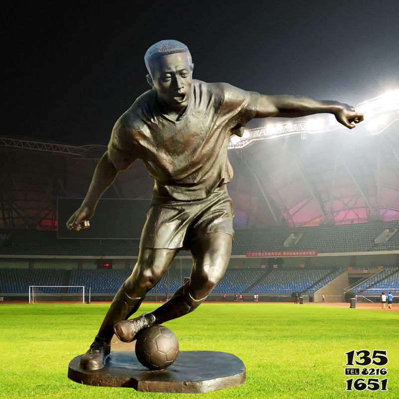 足球雕塑-园林景观踢足球运动体育主题铜雕像高清图片