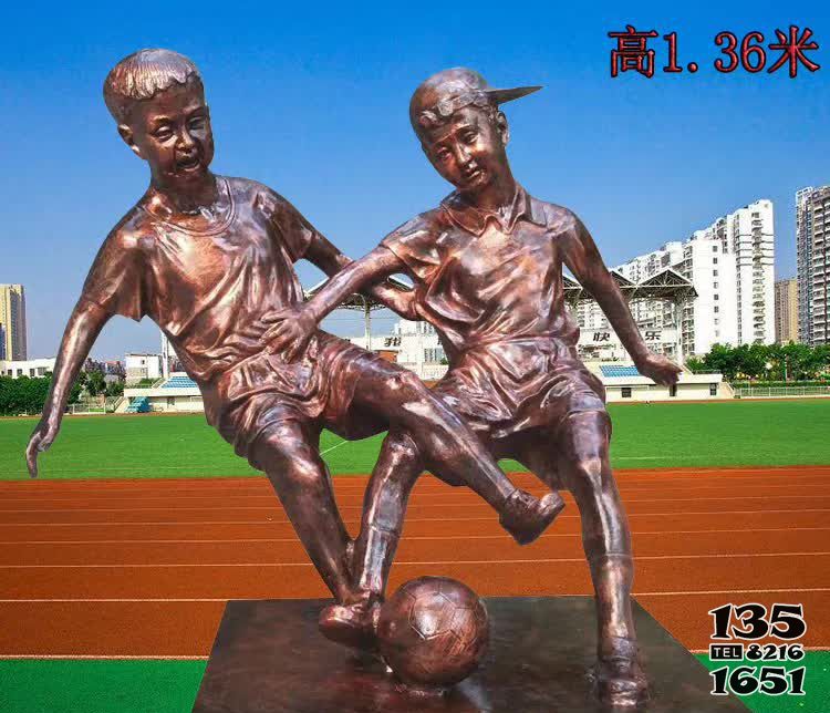 足球雕塑-学校踢足球儿童玻璃钢雕塑