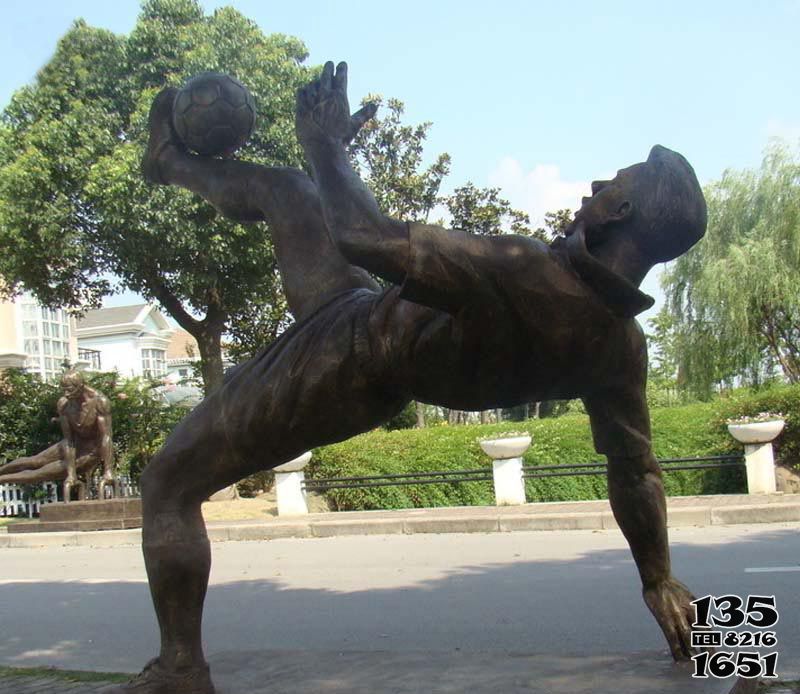 足球雕塑-小区广场摆放射门的足球运动员玻璃钢仿铜雕