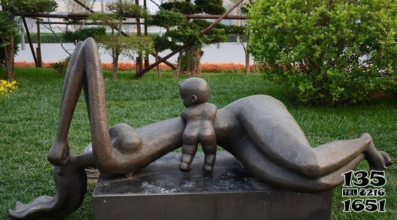 母子雕塑-景区创意趴在妈妈肚子上的铜雕母子雕塑高清图片