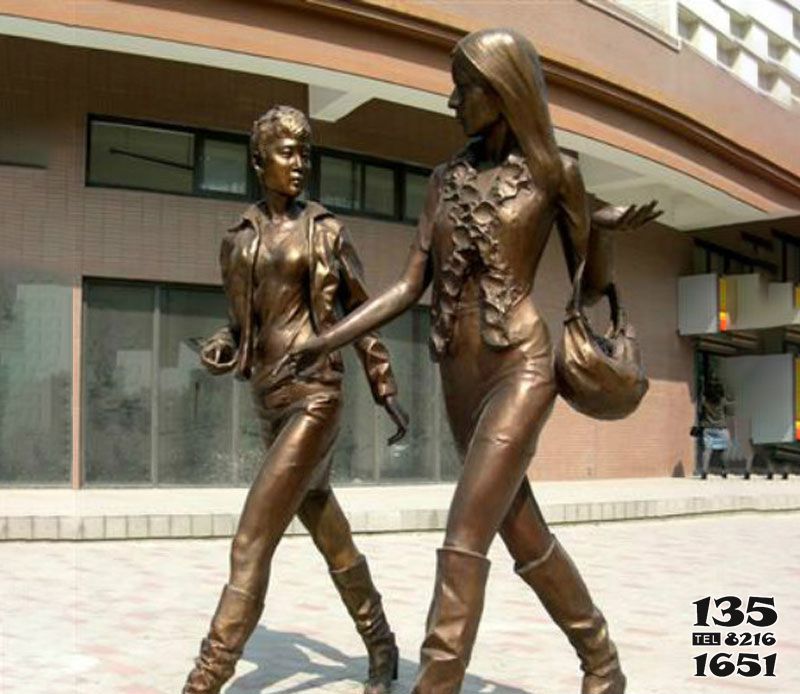 女人雕塑-现代女郎步行街人物铜雕购物的女人雕塑高清图片