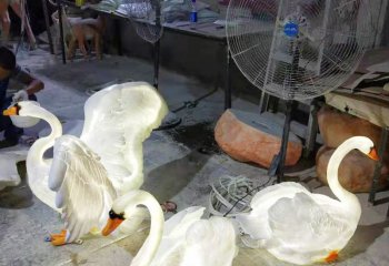 天鹅雕塑-公园玻璃钢创意童趣亮灯白色天鹅雕塑