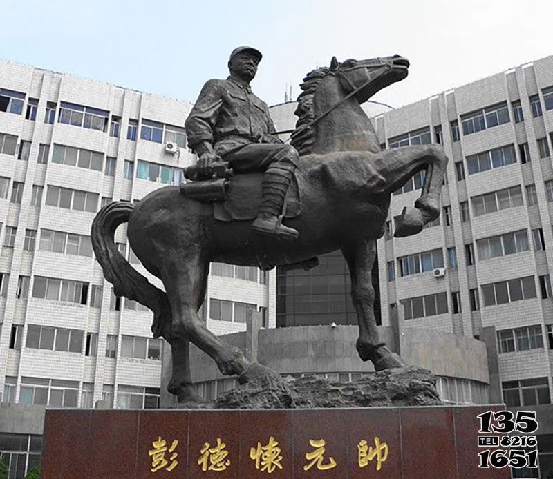 元帅雕塑-景区铜雕骑马的彭德怀元帅雕塑高清图片