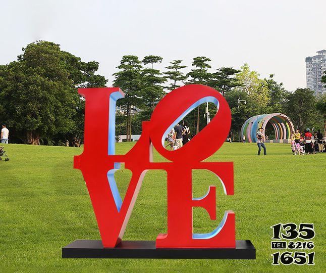 LOVE雕塑-公园里摆放的不锈钢创意LOVE雕塑高清图片