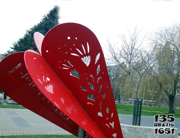 爱心雕塑-公园广场摆放抽象剪纸抽象爱心雕塑高清图片