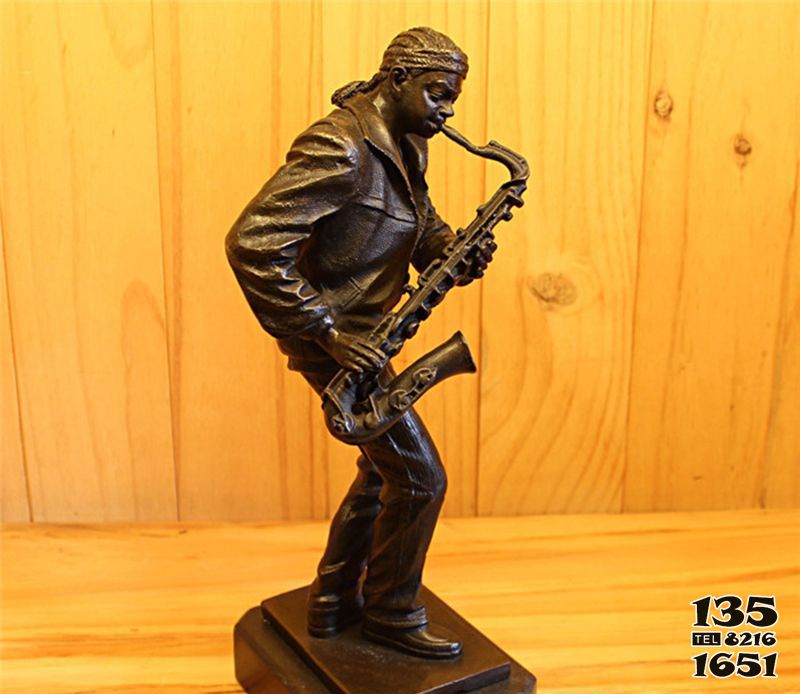 吹奏雕塑-吹萨克斯的人物娱乐场所铜雕吹奏雕塑高清图片