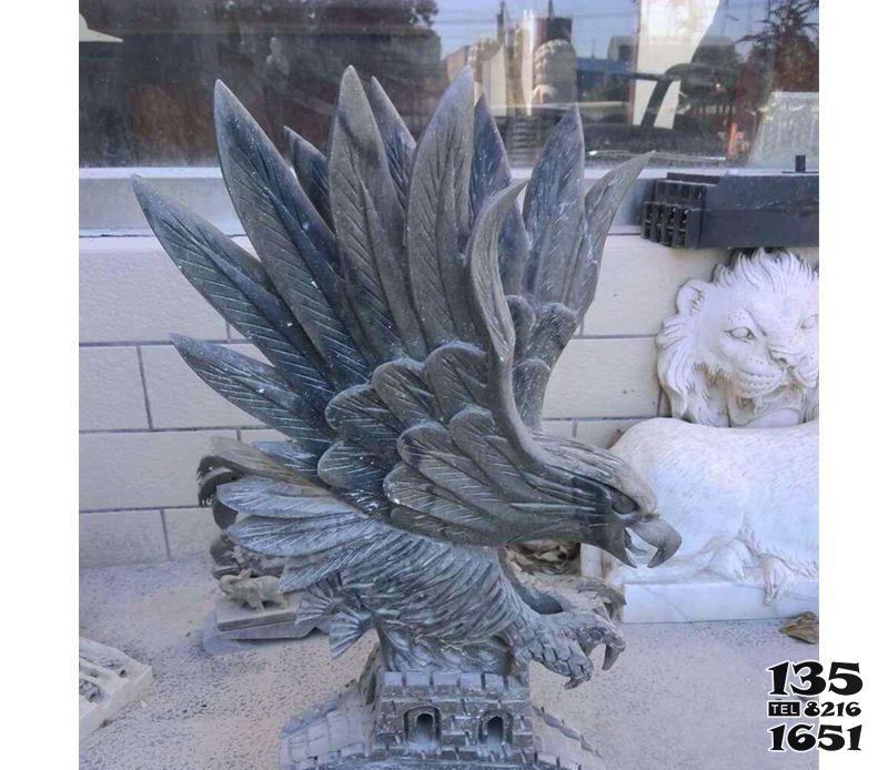 老鹰雕塑-动物园摆放创意青石老鹰雕塑高清图片