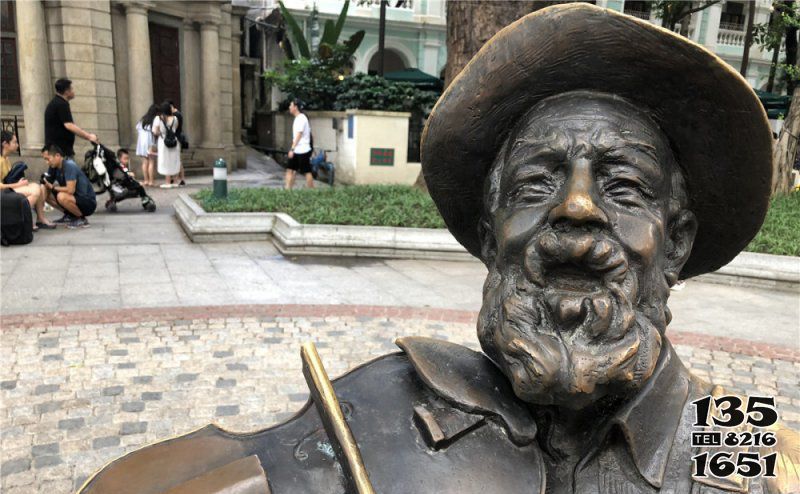琴雕塑-步行街创意铜铸老人拉琴雕塑高清图片