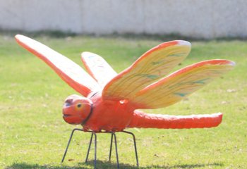 蜻蜓雕塑-商场医院爬行橘黄玻璃钢蜻蜓雕塑