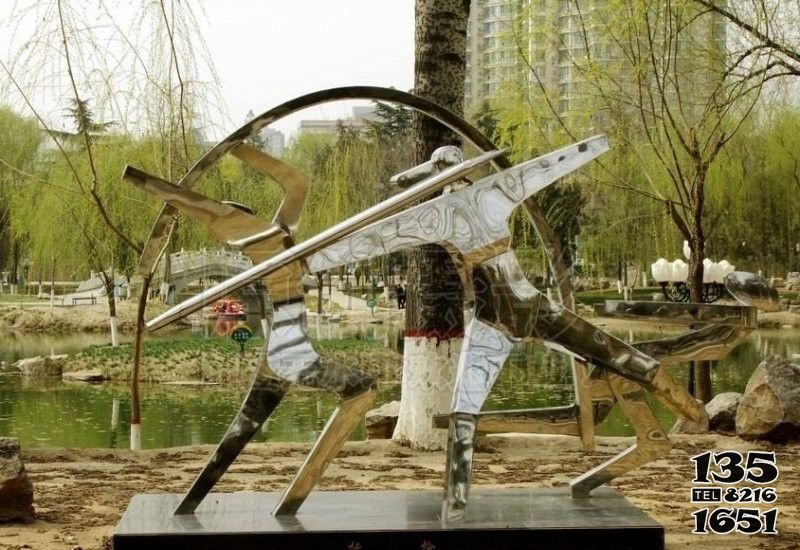标枪雕塑-公园湖边摆放不锈钢抽象标枪运动员雕塑高清图片