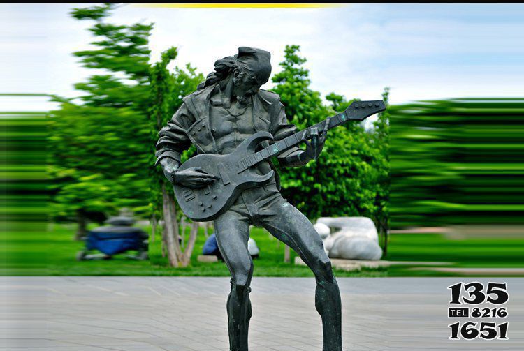 弹奏人物雕塑-公园户外弹吉他的人物景观弹雕塑高清图片