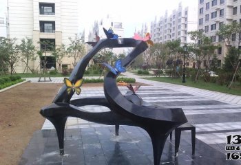钢琴雕塑-城市街道多只蝴蝶停留在钢琴上的不锈钢钢琴雕塑