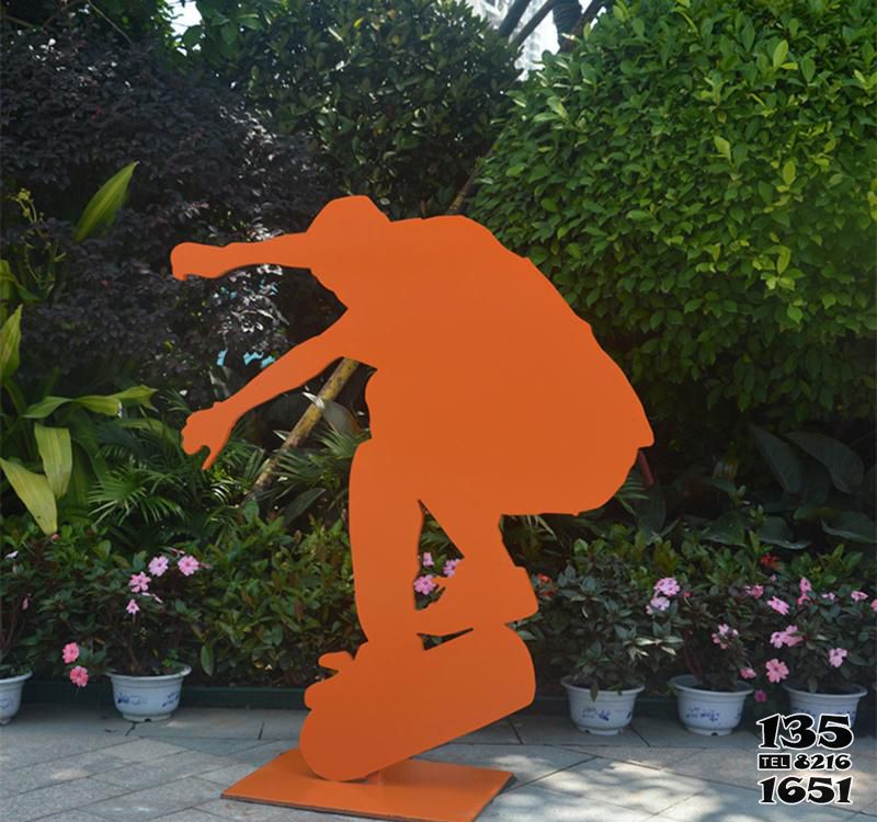 滑板雕塑-彩绘不锈钢滑板园林人物雕塑高清图片