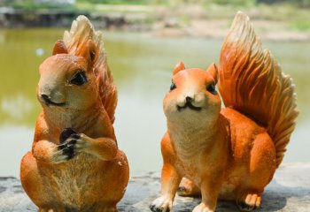 松鼠雕塑-池塘两只休息的玻璃钢松鼠雕塑