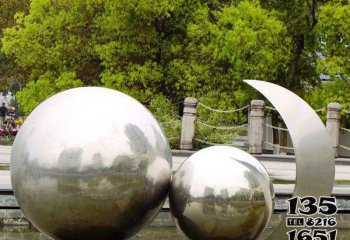 地球仪雕塑-池塘边不锈钢镜面仿真地球仪雕塑