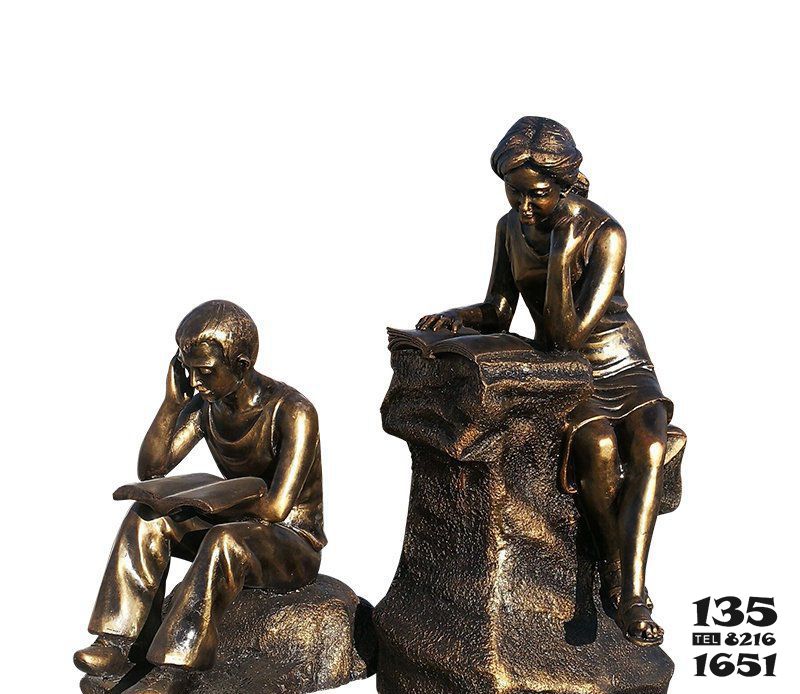 读书雕塑-园林创意铜雕男孩女孩在一起的读书雕塑高清图片