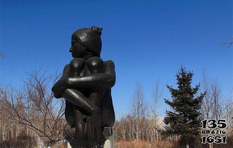 儿童雕塑-广场抱膝盖的女孩人物铜雕儿童雕塑高清图片