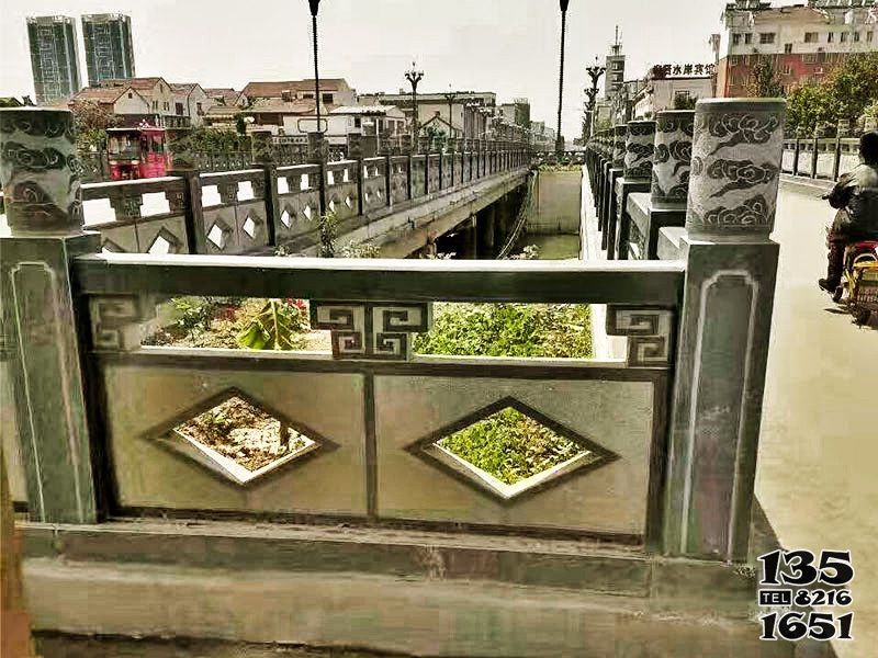 栏杆栏板雕塑-城市街道水渠石桥芝麻黑防护栏杆高清图片