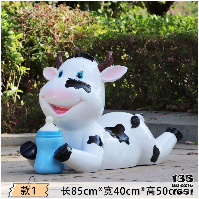 牛雕塑-幼儿园一只趴着喝奶的玻璃钢牛雕塑高清图片