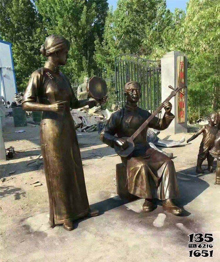 弹奏人物雕塑-公园弹三弦唱戏的人物小品铜雕弹雕塑高清图片