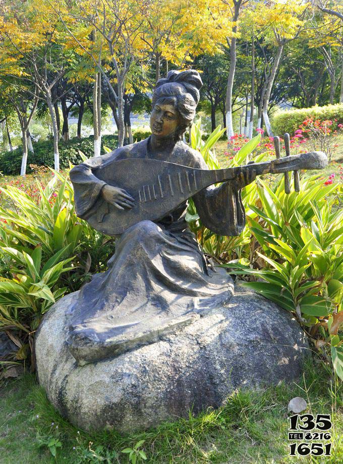 弹奏人物雕塑-公园坐着石头上弹吉他人物铜雕弹雕塑高清图片