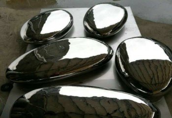 鹅卵石雕塑-不锈钢镜面大小不一的户外鹅卵石雕塑