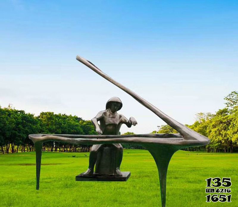 钢琴雕塑-草坪弹钢琴的不锈钢钢琴雕塑高清图片