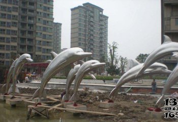 海豚雕塑-户外池塘一群站立的不锈钢海豚雕塑