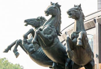 马群雕塑-广场上摆放的三只玻璃钢喷漆马群雕塑