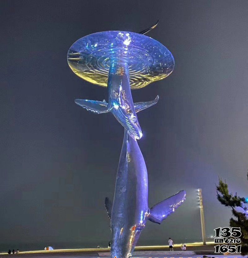 鲸鱼雕塑-广场上摆放的跳舞的玻璃钢彩绘鲸鱼雕塑高清图片