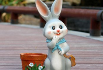 兔子雕塑-儿童影院一只灰色背书包的玻璃钢兔子雕塑