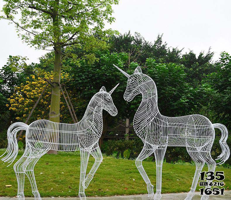独角兽雕塑-公园里摆放的了两只不锈钢镂空创意独角兽雕塑高清图片