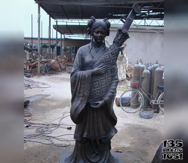 女性雕塑-景区创意不锈钢仿铜抱乐器的女性雕塑高清图片