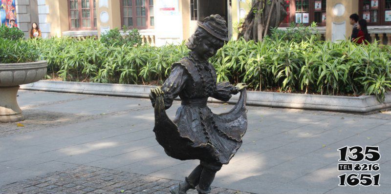 跳舞蹈雕塑-广场小女孩跳舞人物玻璃钢仿铜雕塑高清图片